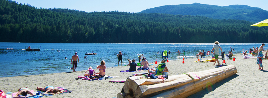 A crowd of people enjoying the heat at Westwood lake