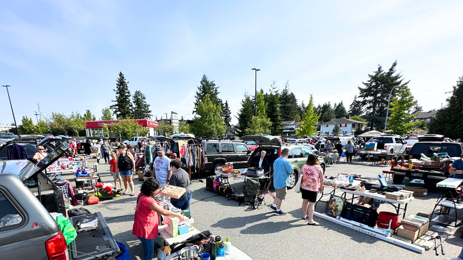 Car Trunk Sale in Country Club Parking Lot