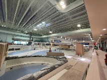 Anoverallviewofthepoolareaincludingaslopingtilesurfacefortheleisurepoolandlargeductsinstalledhorizontallyinthetophalfoftheframe
