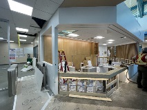 Alowcounterinthemiddleoftheframewithpass-throughaccessontheleftoftheframeandconstructionmaterialbeyondthecounter